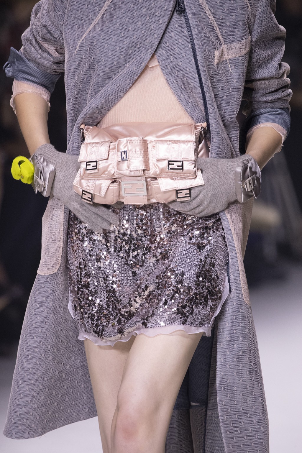 這款全新腰包款，將Baguette以多袋口設計呈現，再配合亮面的尼龍物料，帶來運動時尚。